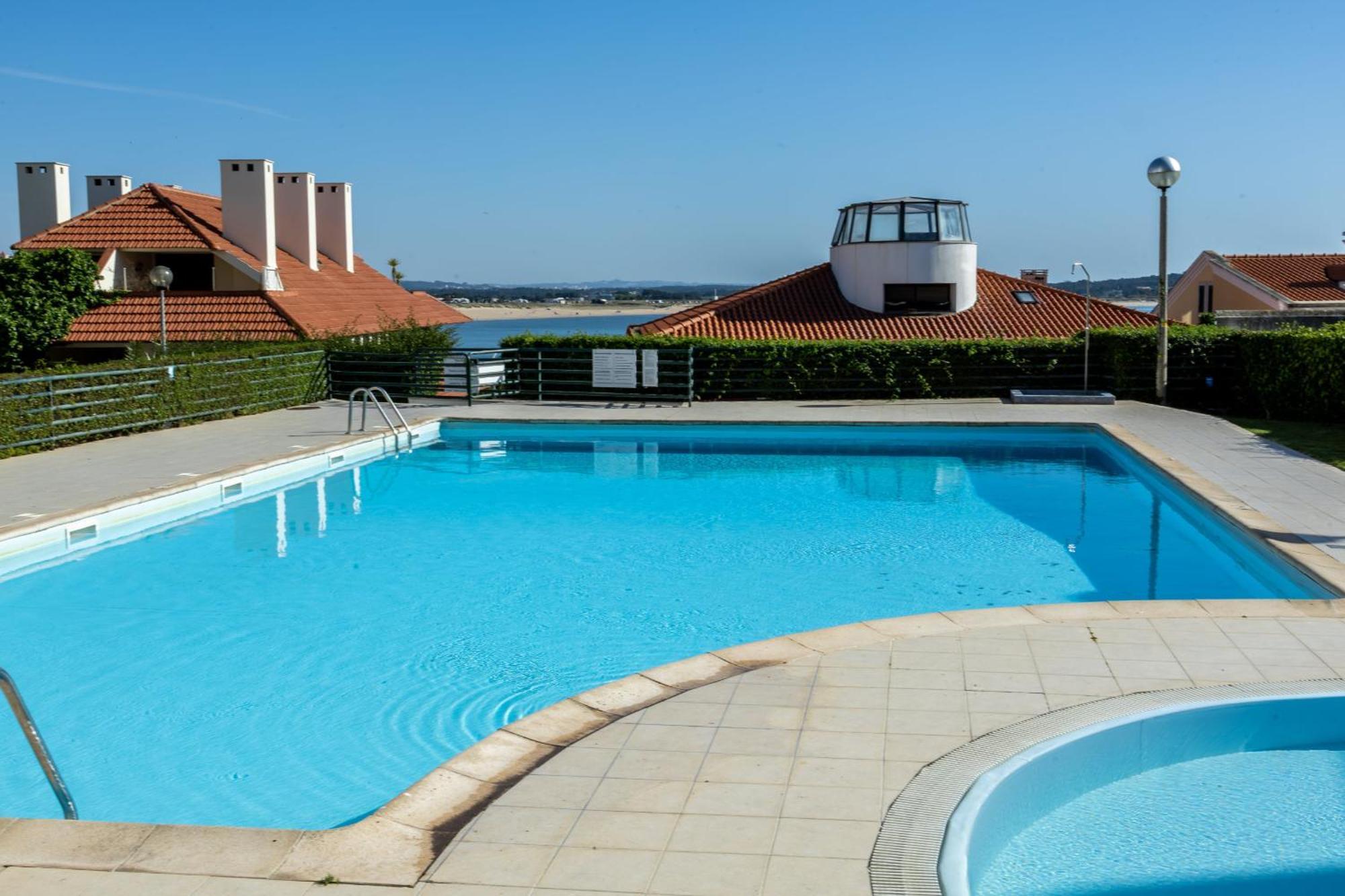 Concha Mar com vista sobre a Baía São Martinho do Porto Exterior foto