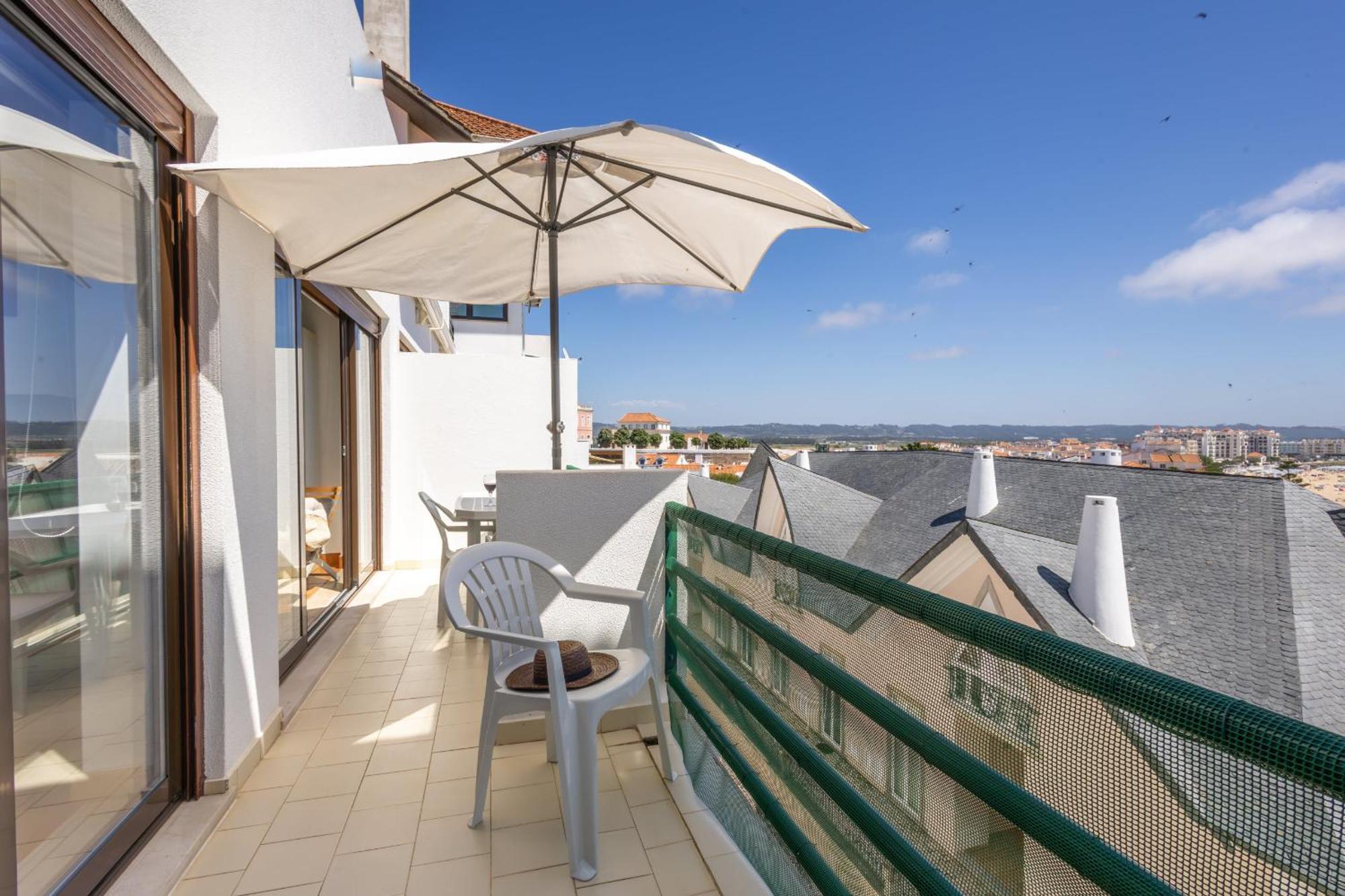 Concha Mar com vista sobre a Baía São Martinho do Porto Exterior foto