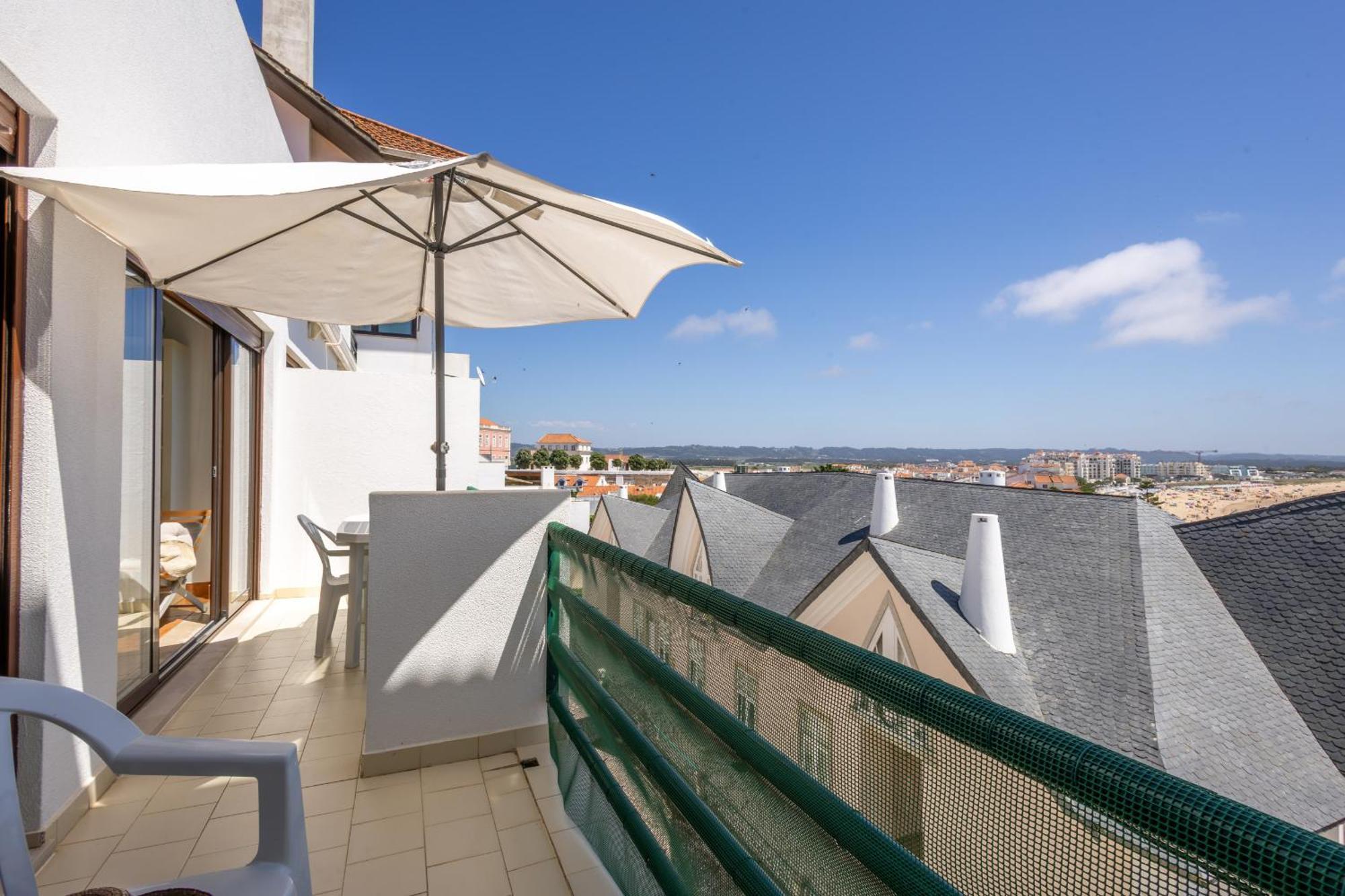 Concha Mar com vista sobre a Baía São Martinho do Porto Exterior foto