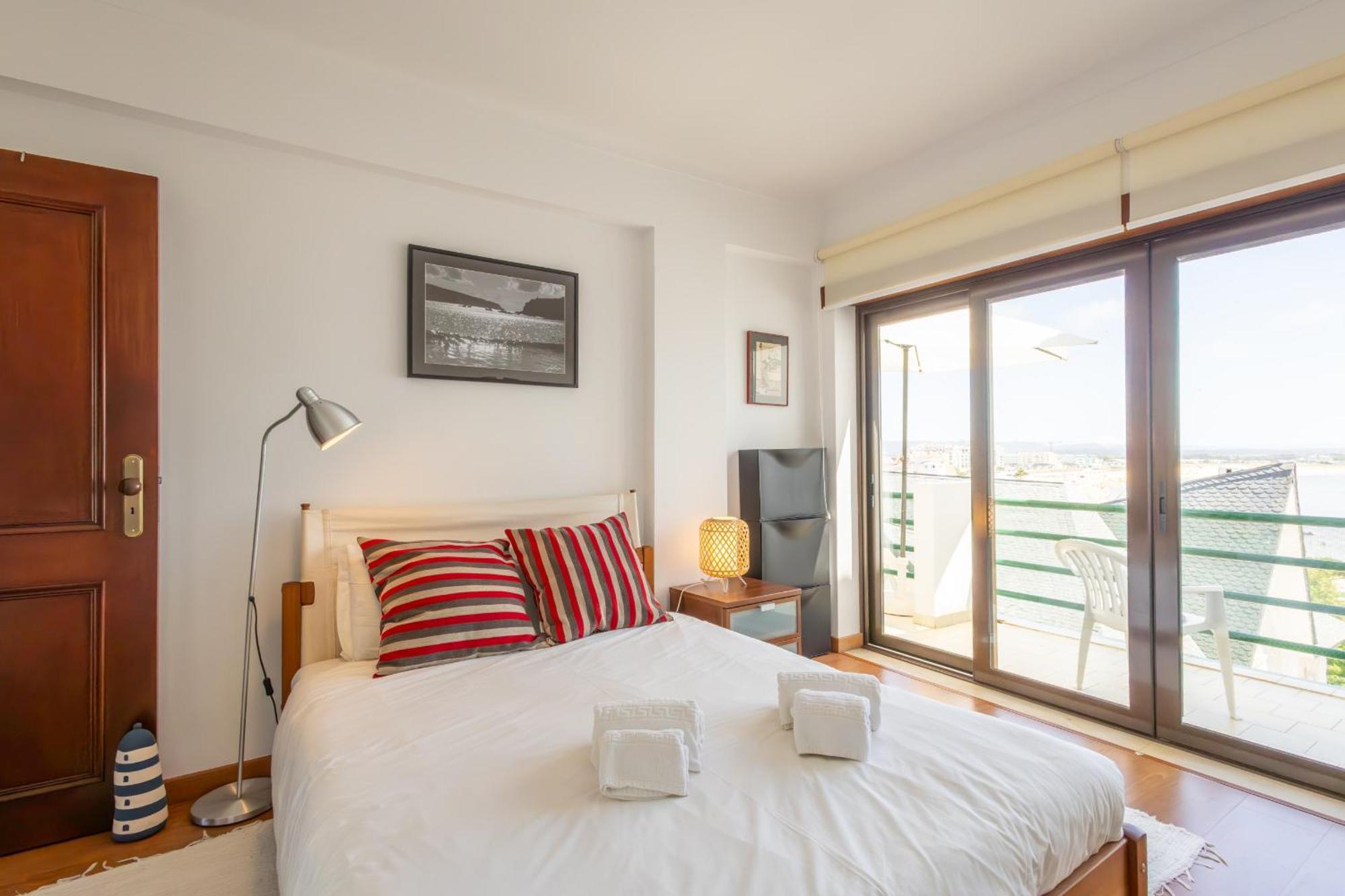 Concha Mar com vista sobre a Baía São Martinho do Porto Exterior foto