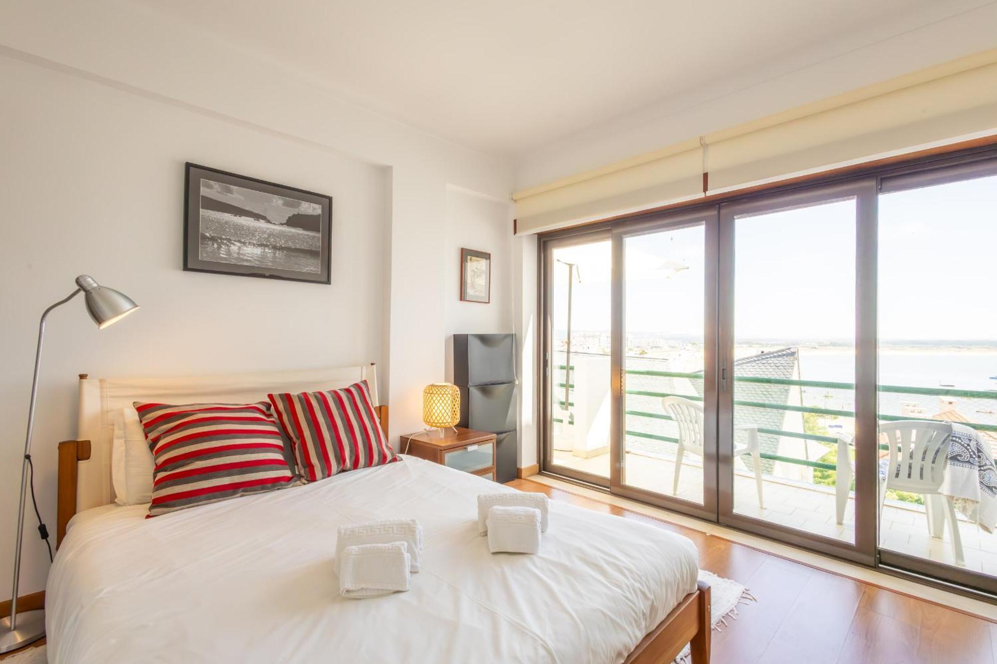 Concha Mar com vista sobre a Baía São Martinho do Porto Exterior foto