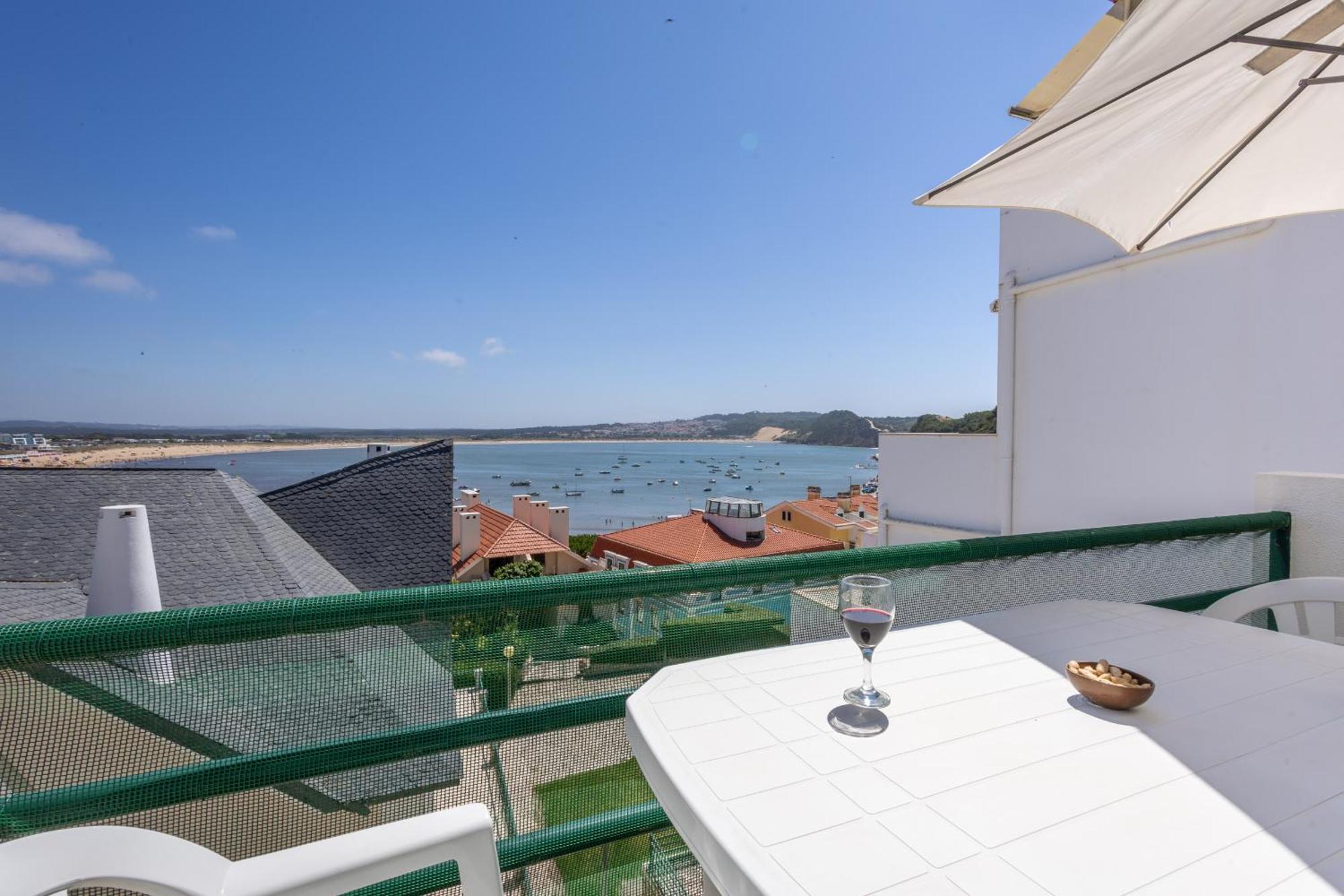 Concha Mar com vista sobre a Baía São Martinho do Porto Exterior foto