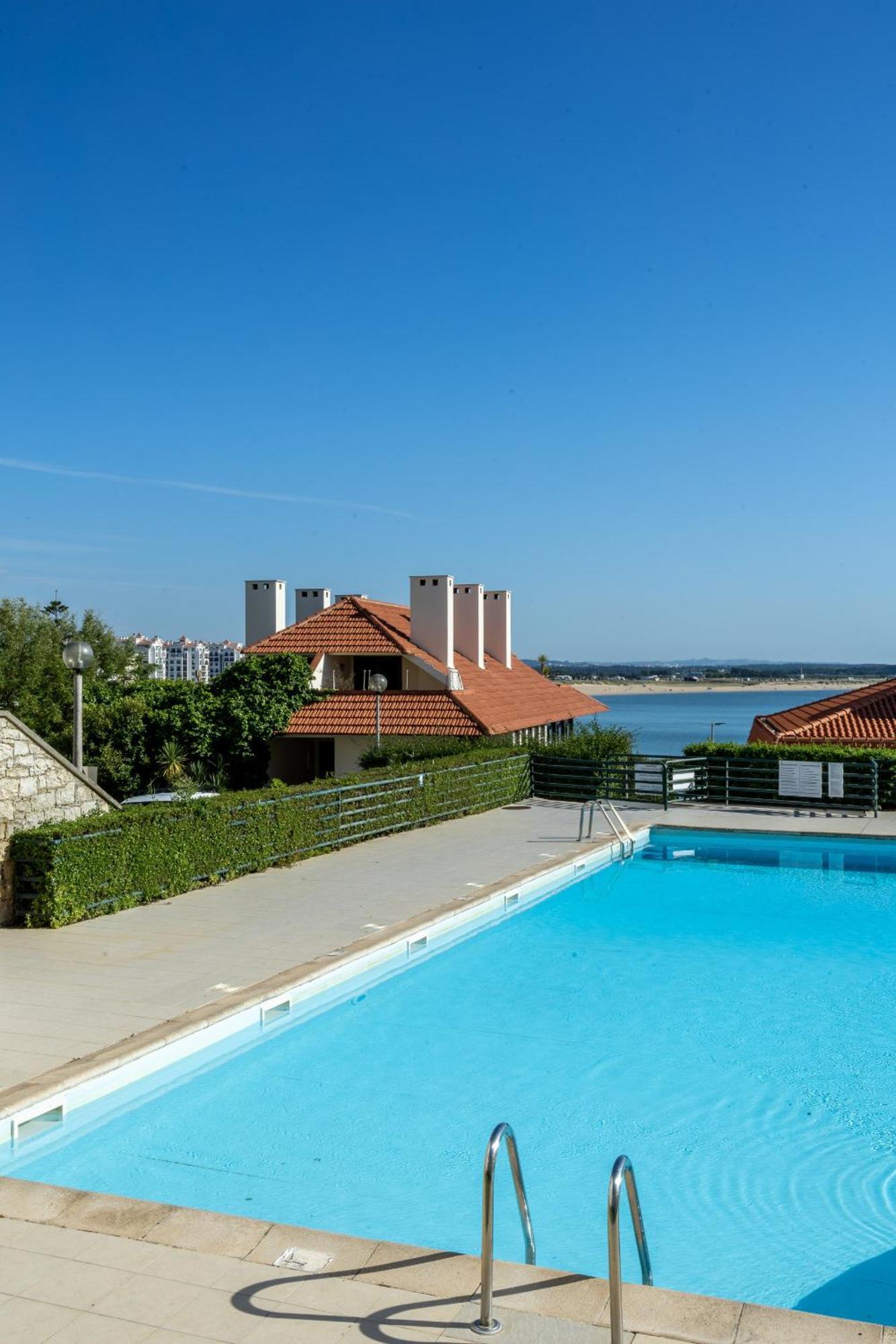 Concha Mar com vista sobre a Baía São Martinho do Porto Exterior foto