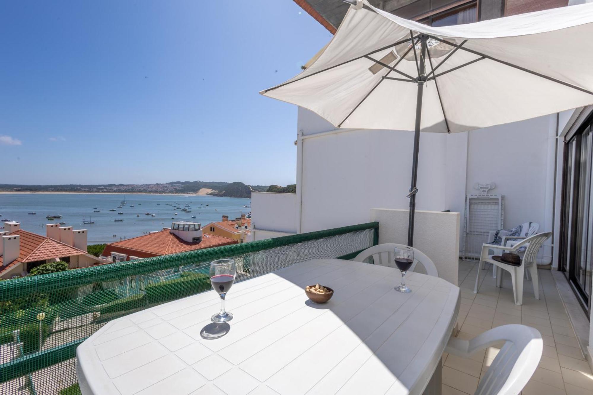 Concha Mar com vista sobre a Baía São Martinho do Porto Exterior foto